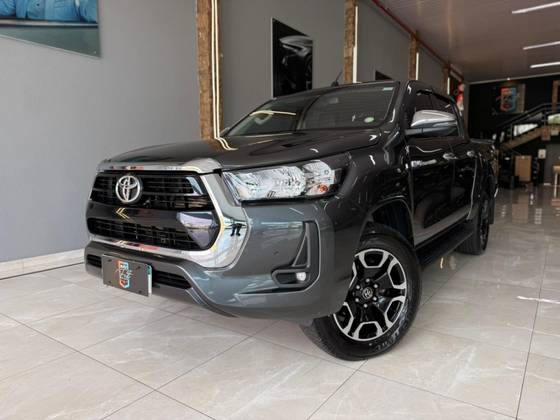 TOYOTA HILUX 2.8 D-4D TURBO DIESEL CD SRV 4X4 AUTOMÁTICO